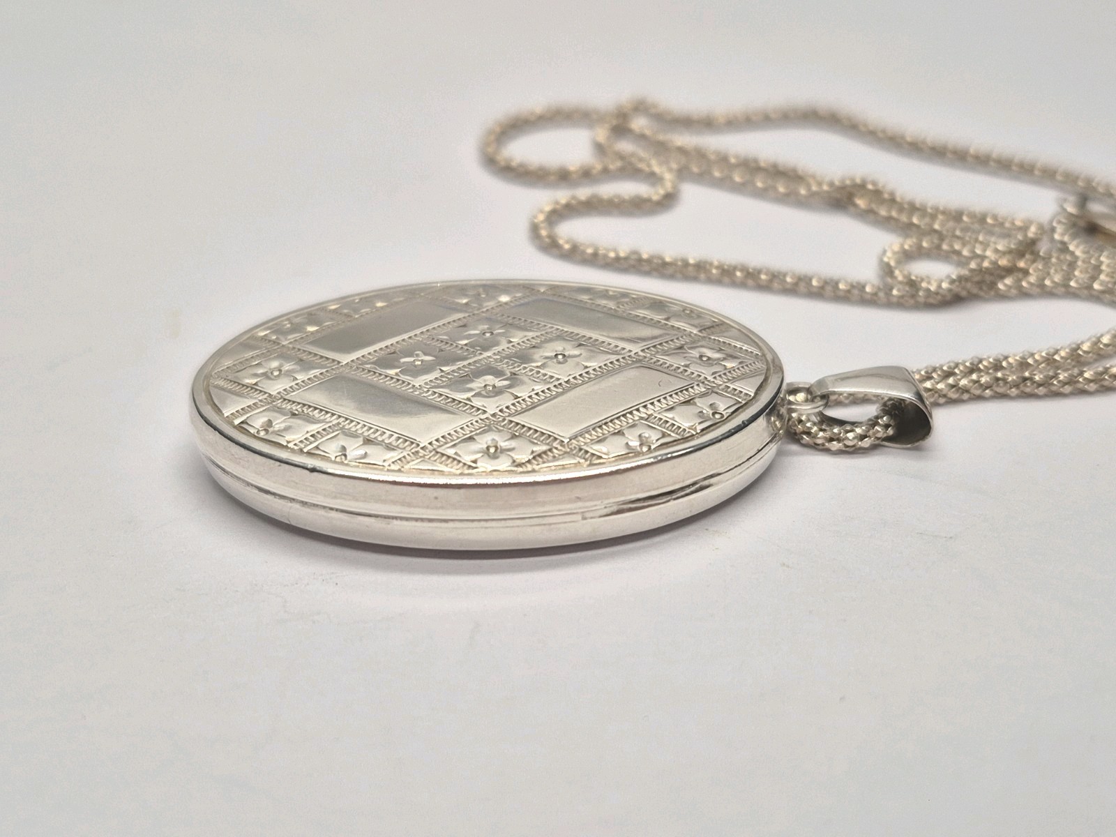 LOCKET – Sterling Silver Decorative Oval Double Photo Locket Necklace Keepsake.