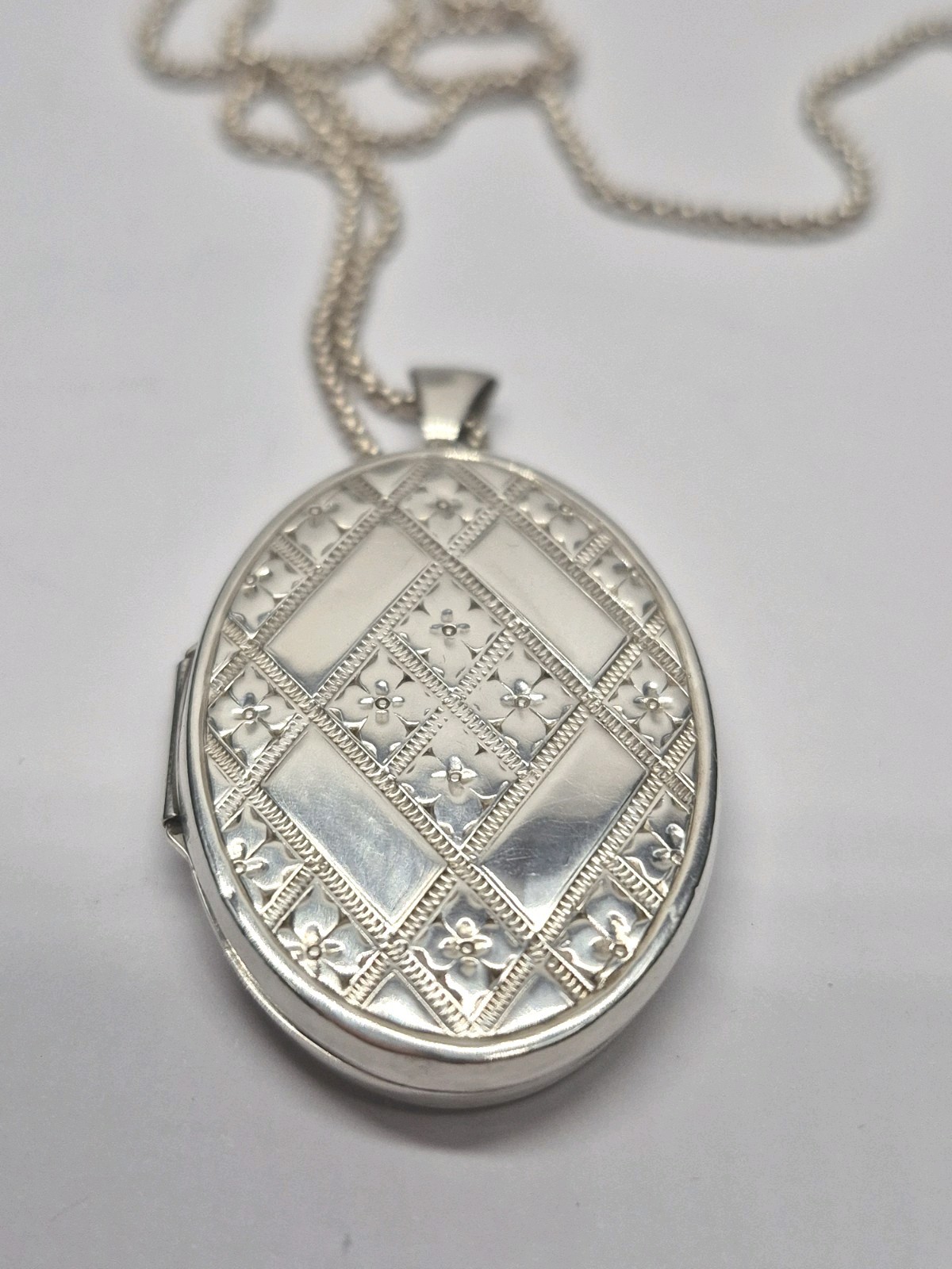 LOCKET – Sterling Silver Decorative Oval Double Photo Locket Necklace Keepsake.