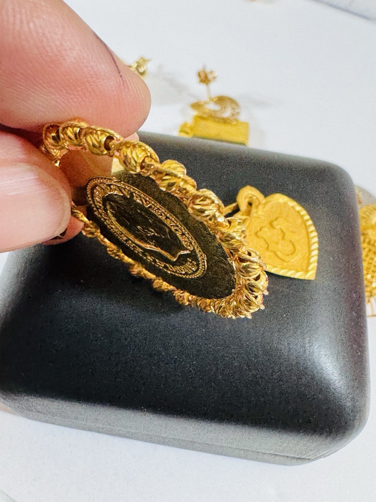 22K 916 Real Gold Two Set of Pendant 22K Heart & 21K Coin Round 6.63g