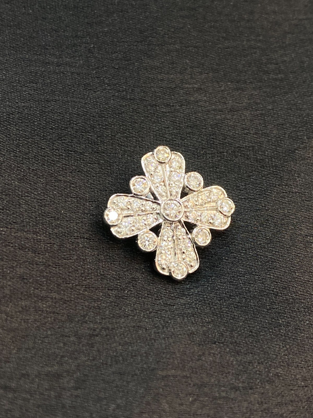 1.22 Cts F/VS1 Round Brilliant Cut Pave Diamonds Cross Pendant In 18K White Gold