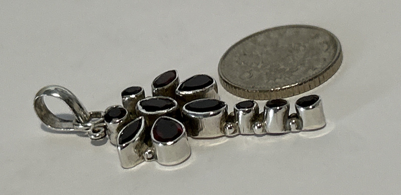 Vintage Sterling Silver & Garnet 4.1cm Long Pendant (4.14g)