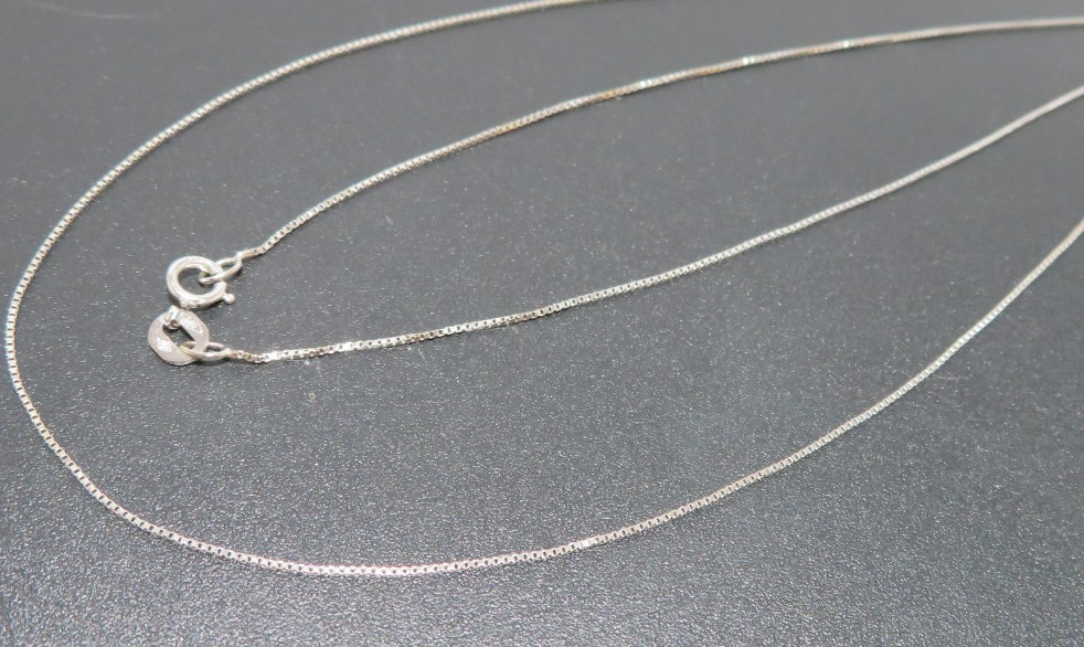 14K WG THIN BOX LINK CHAIN 18.5″ LONG 0.53 MM THICK 1.00 gram (A21996-2)
