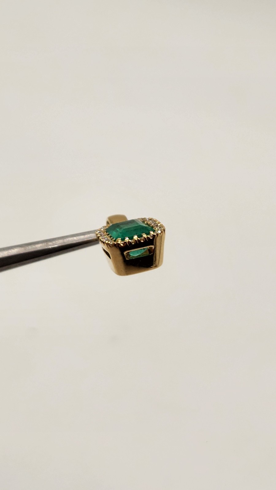 Pendiente en oro de 18k con Esmeraldas Colombianas Naturales, Diamantes Marquesa