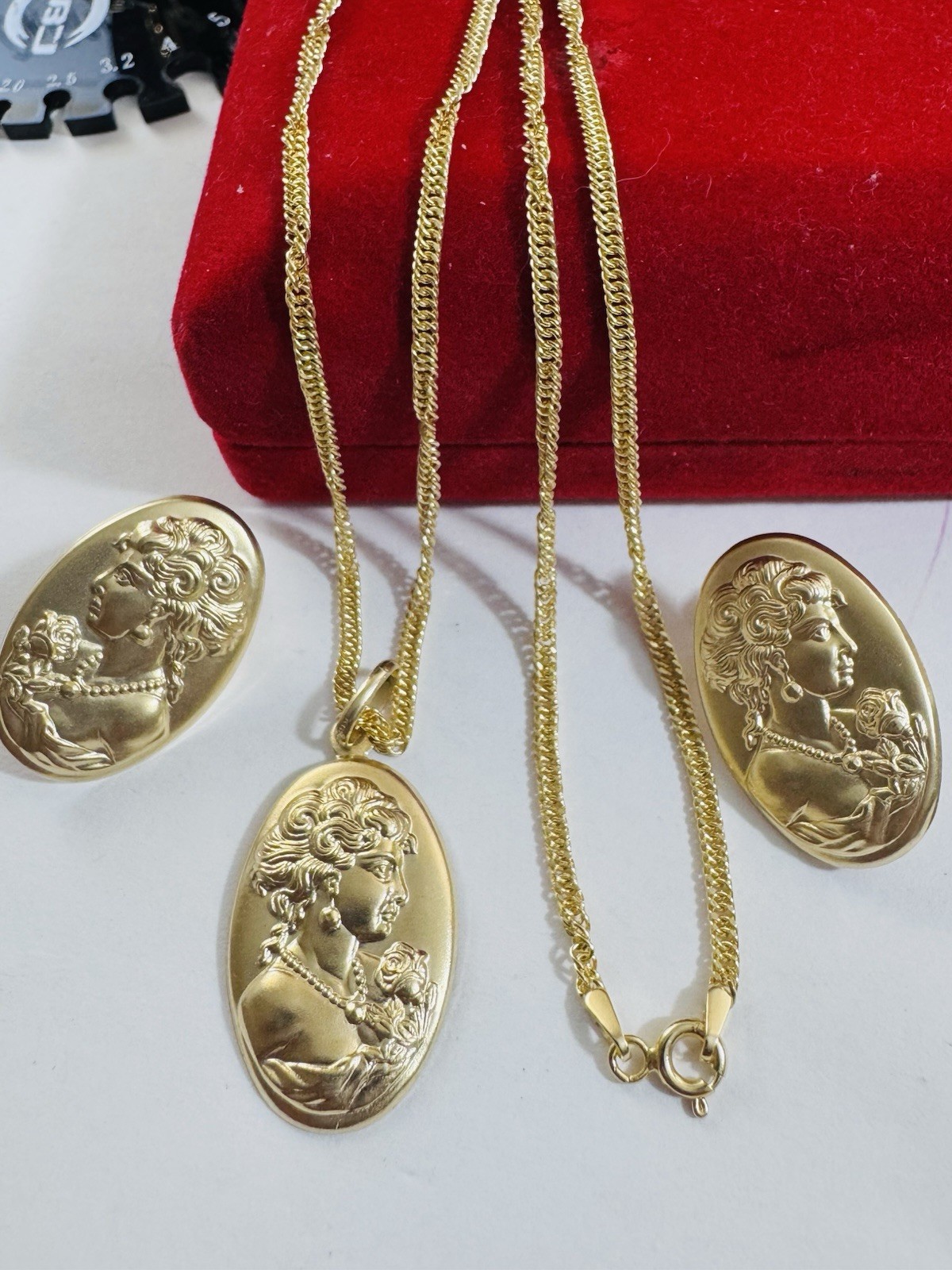 18K 750 Gold Queen ll Set WOMENS Earring Necklace 15.6/16” Long 7.2g 2.2mm