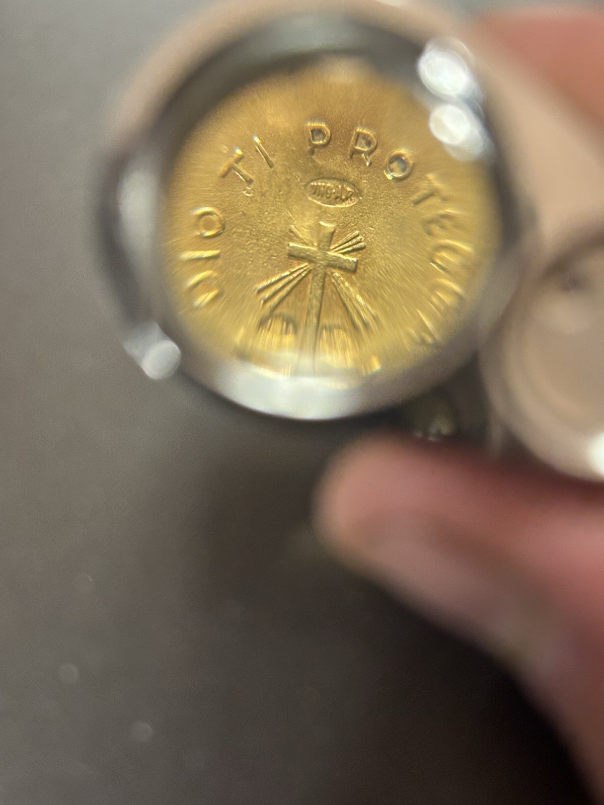 18 Karat Yellow Gold Jesus “Dio Ti Protegga” Religous Medal Pendant – 2.2 Grams