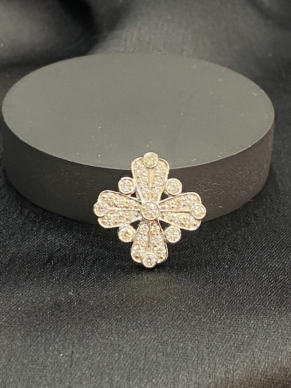 Pave 1.22 Cts F/VS1 Round Brilliant Cut Diamond Cross Pendant In 18K Gold