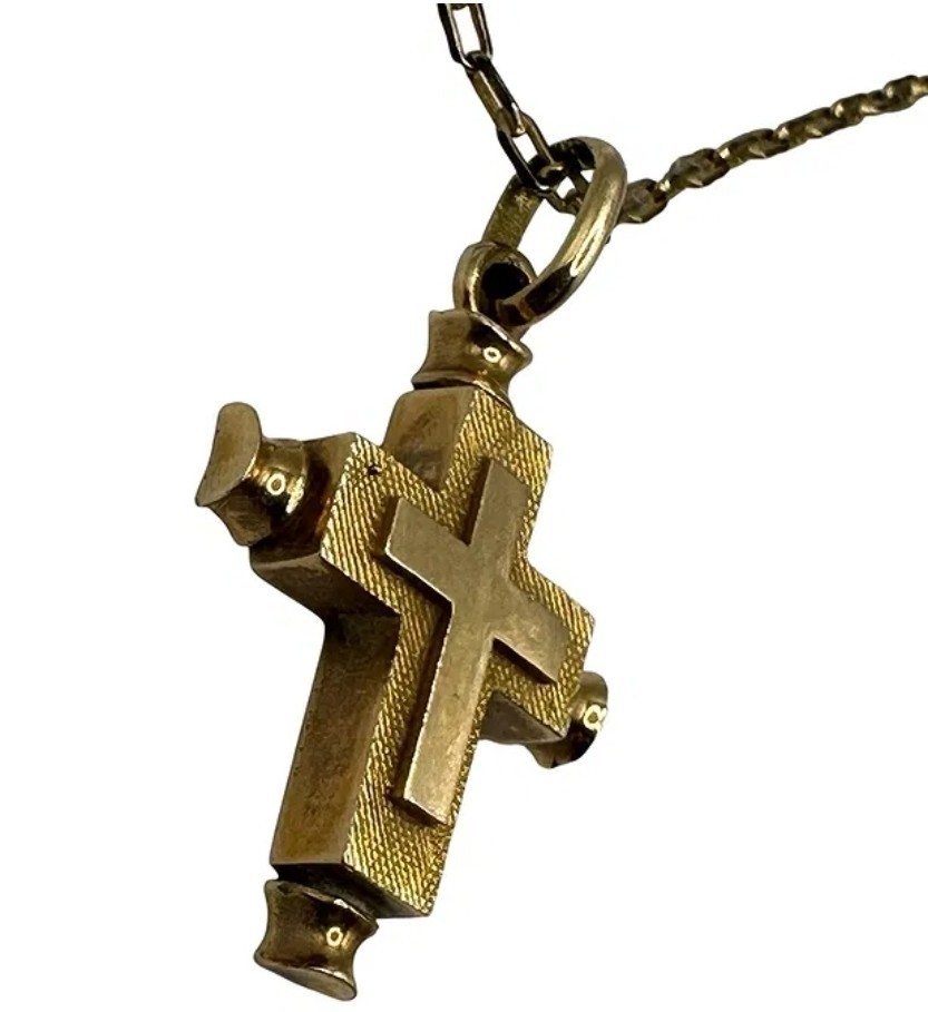 14 Karat Yellow Gold Large Cross Pendant 4.4g With Chain