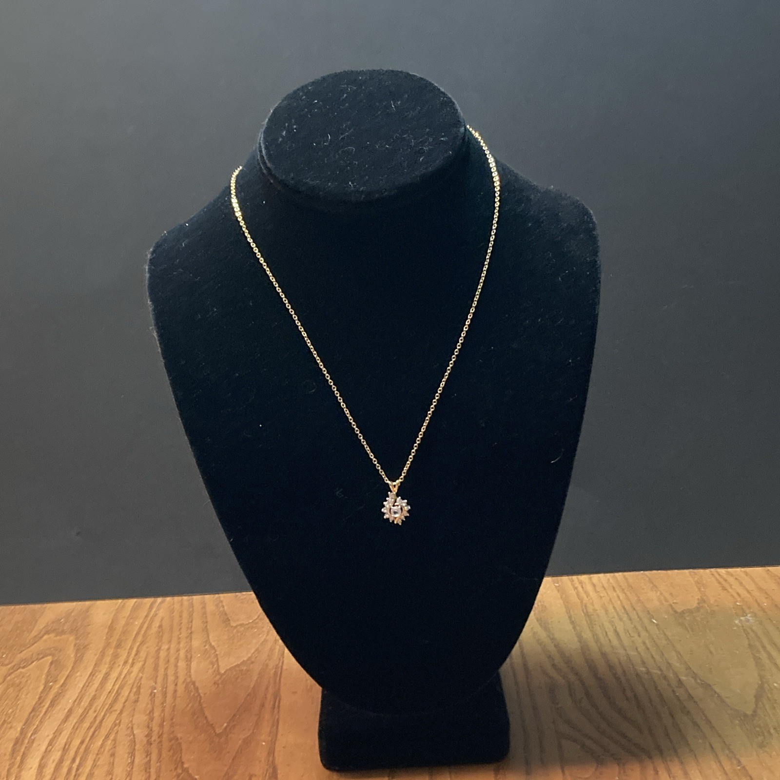 Gold Tone Round Pendant Cable Chain Necklace Spring Ring Closure Metal