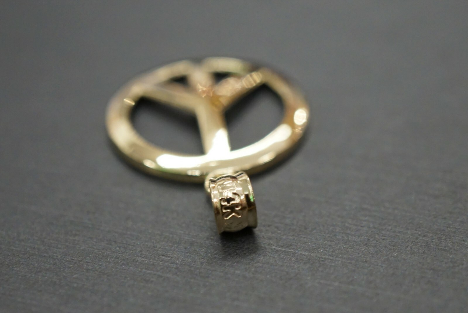 14K Solid Yellow Gold Polished 1″ Circle Peace Sign Charm Pendant.