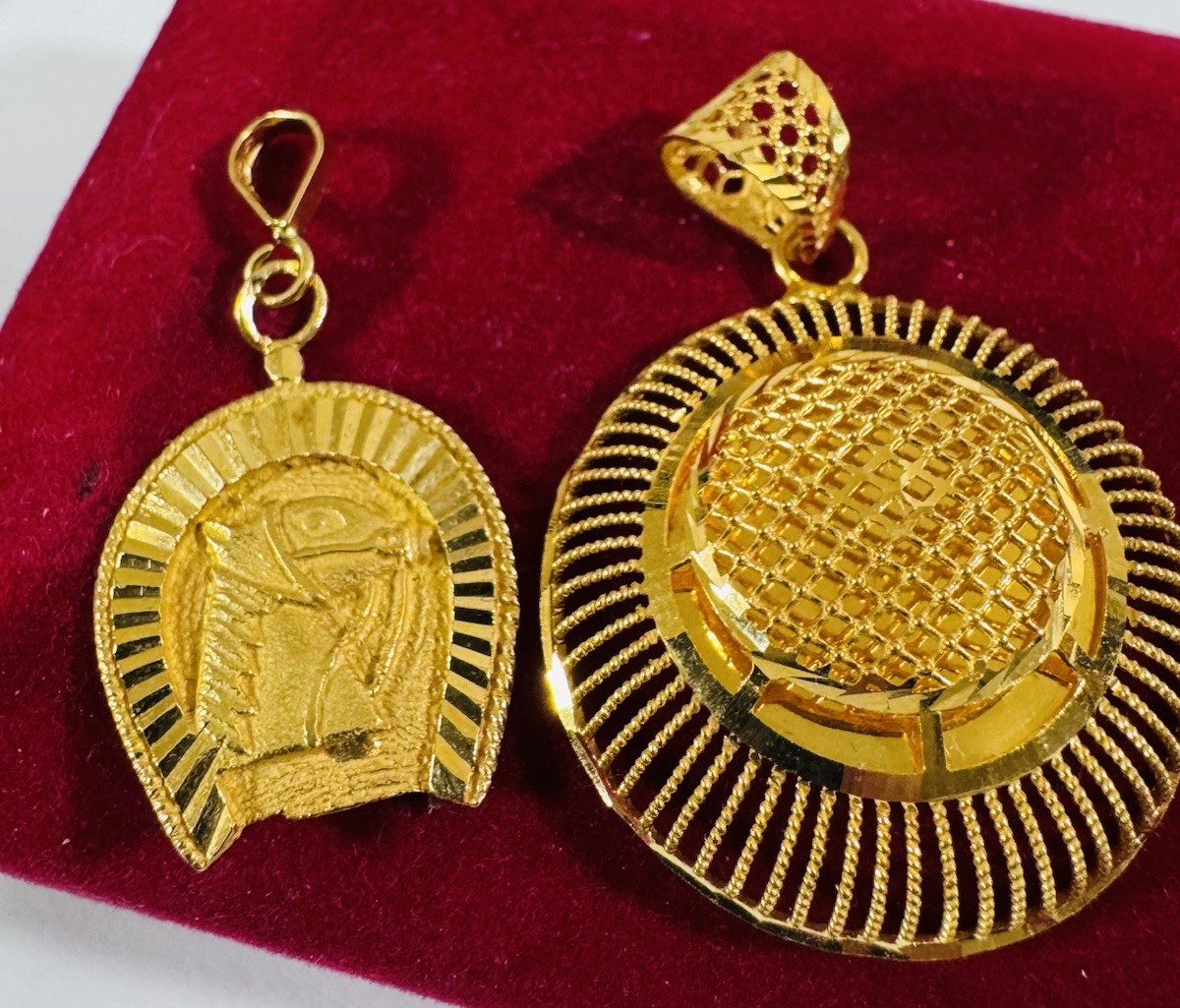 RARE Gold Two Set of Pendant 21K Horseshoe & 22K Round 7.9g