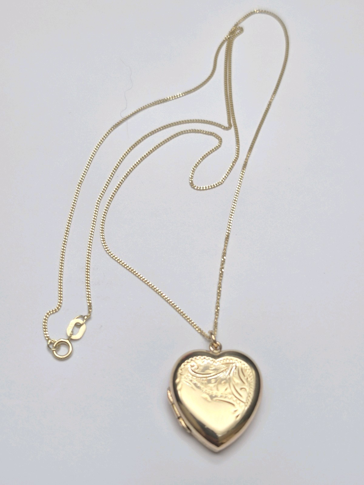 9ct Yellow Gold Vintage Heart Photo Locket & Chain. Necklace. Engraved Design.