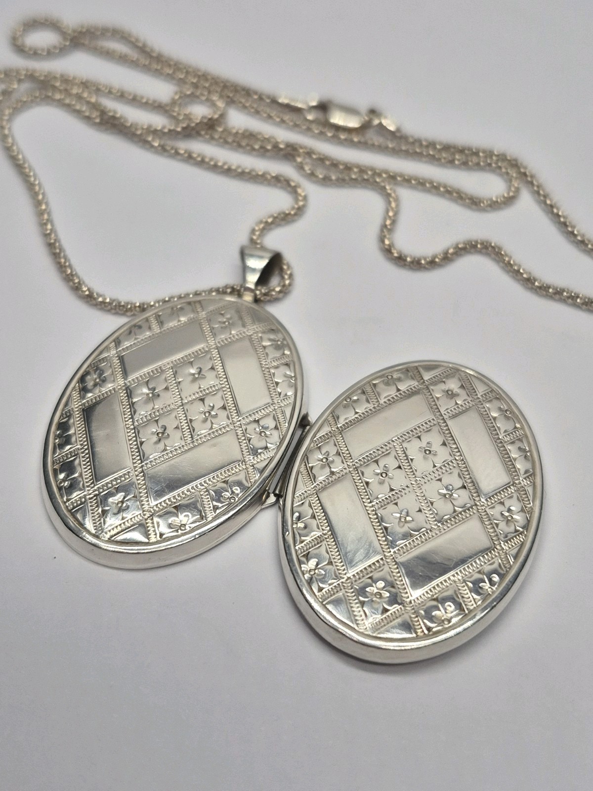 LOCKET – Sterling Silver Decorative Oval Double Photo Locket Necklace Keepsake.