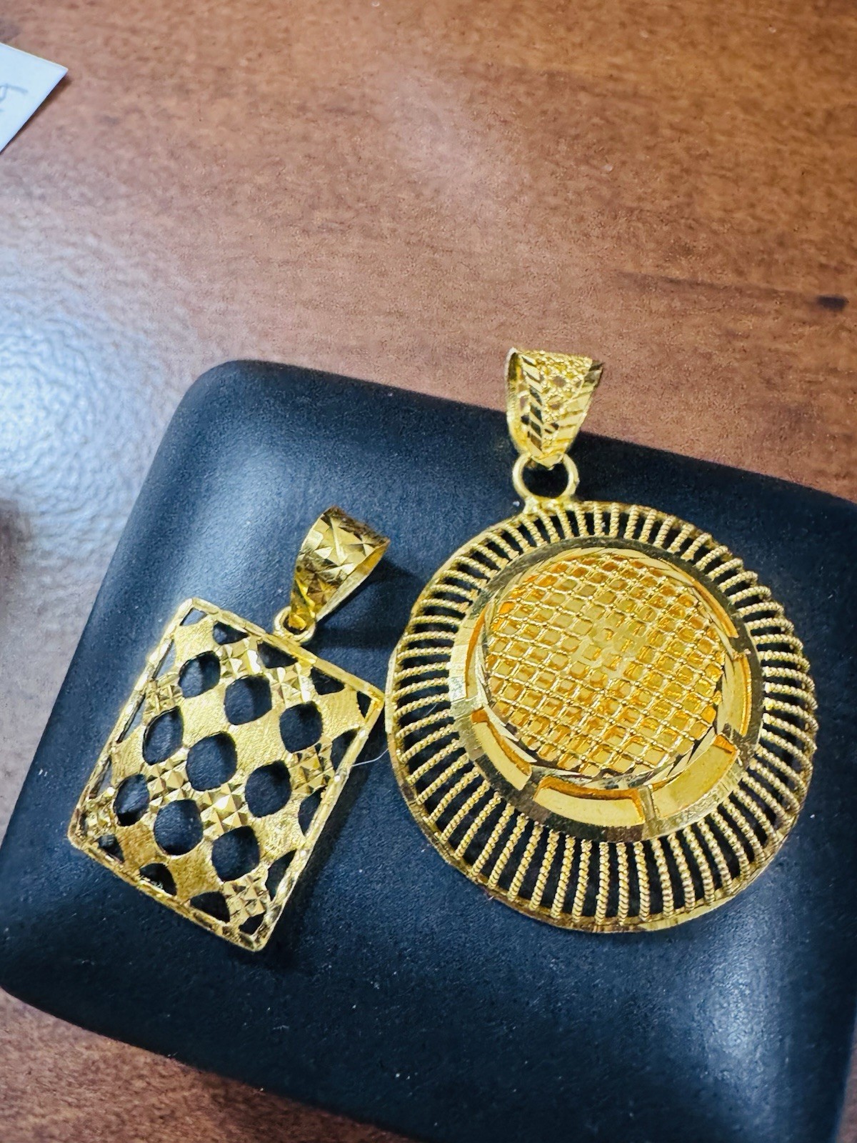 22K 916 22C Real Gold Two Set of Pendant 1 x Rectangle & 1x Round 6.94g