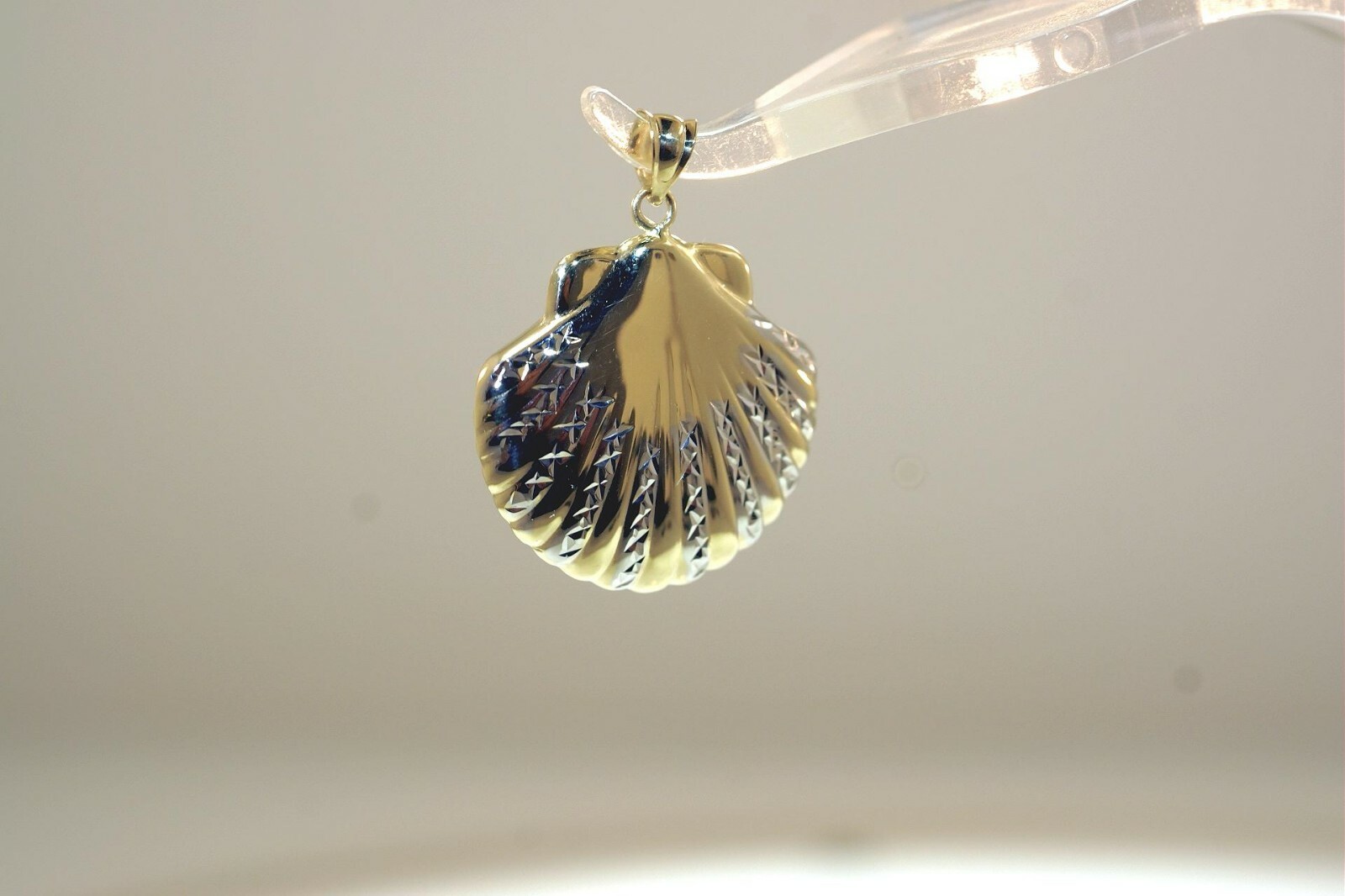 23.5MM 2-TONE 14K YELLOW GOLD DC HAWAIIAN 2-SIDED PUFF SCALLOP SEASHELL PENDANT