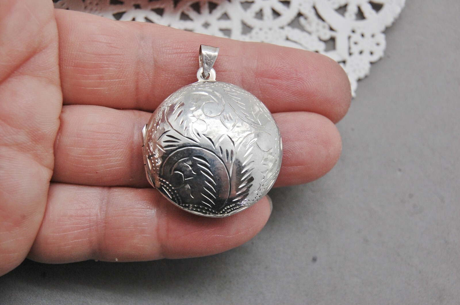 Hand Engraved Sterling Silver Photo Locket / Memento Holder Pendant 1 1/4″ 8 gr