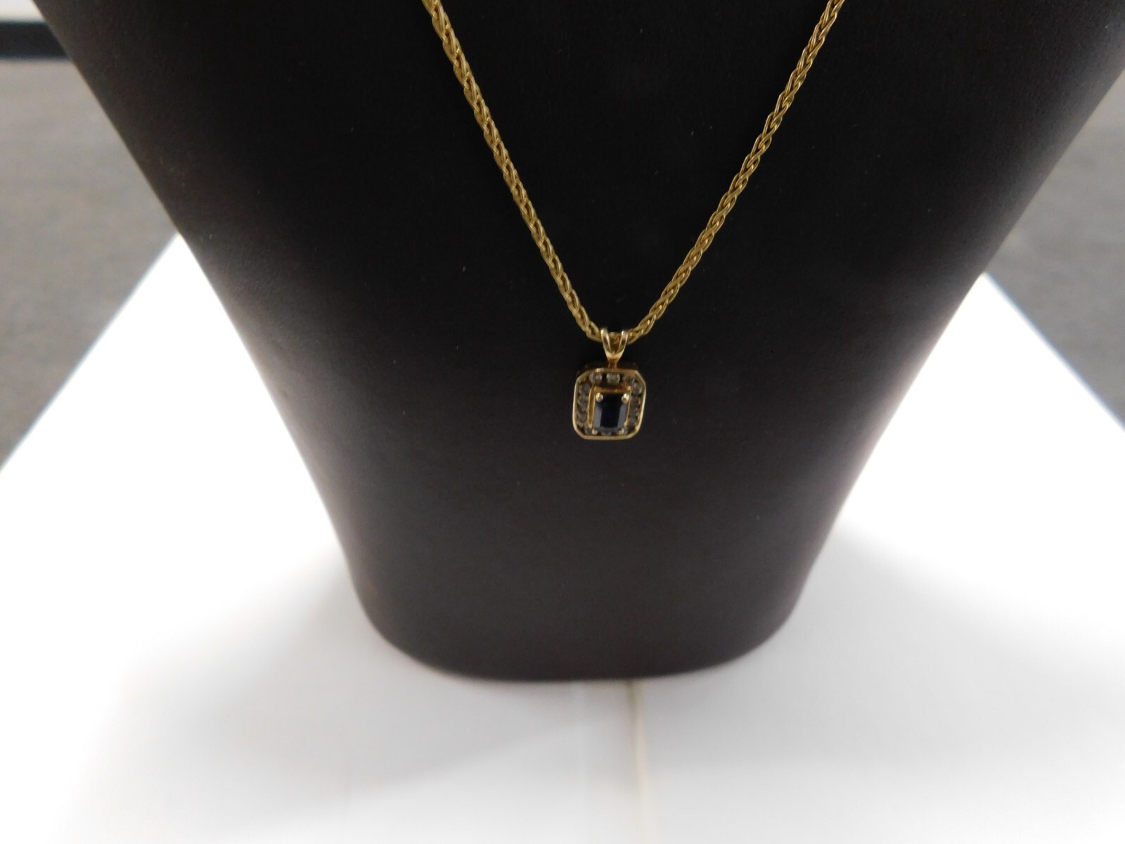 14k yellow gold sapphire and diamond pendant on 18″ 1 1/2 mm round chain