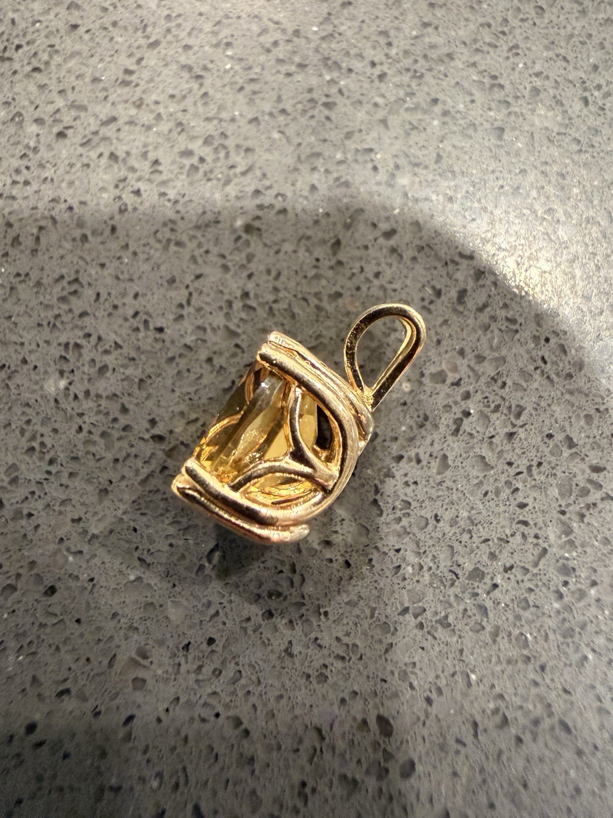 14K Yellow Gold Pendant Necklace Charm with Unknown Amber Color Stone .93g