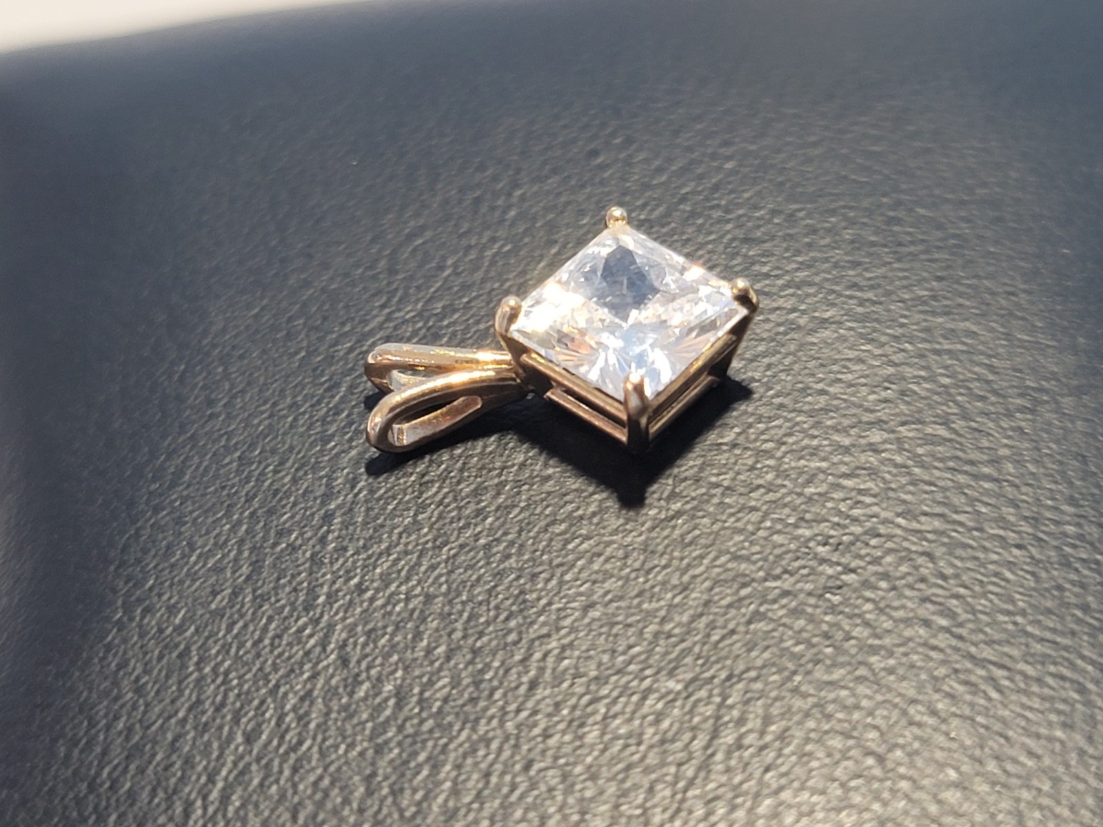 10k CZ Yellow Gold Pendant 1.17 grams