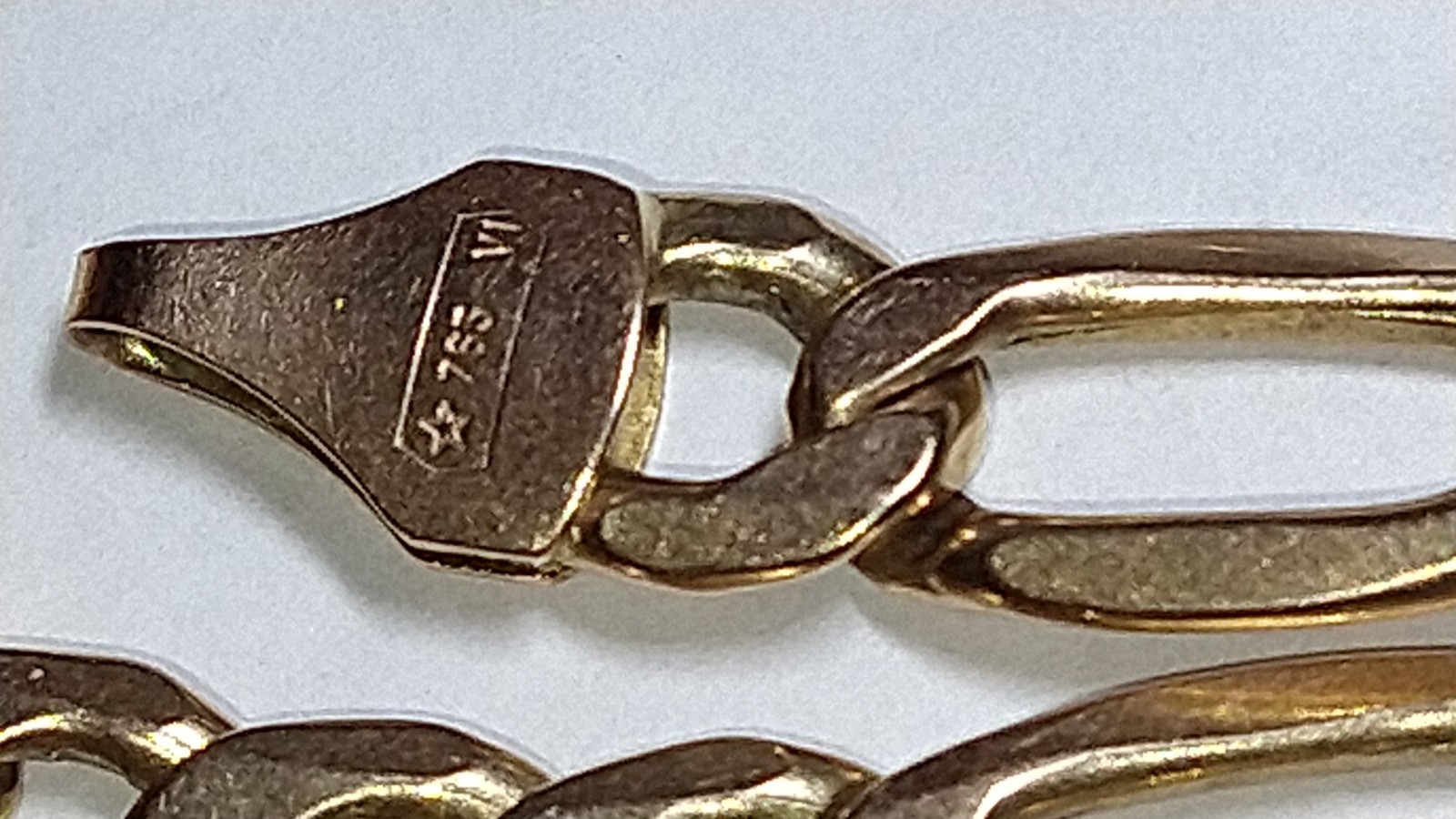 10k gold 8.25mm hollow Italian figaro chain necklace 17.94 grams 22.75″