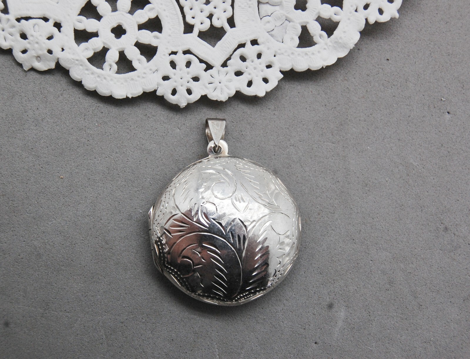 Hand Engraved Sterling Silver Photo Locket / Memento Holder Pendant 1 1/4″ 8 gr