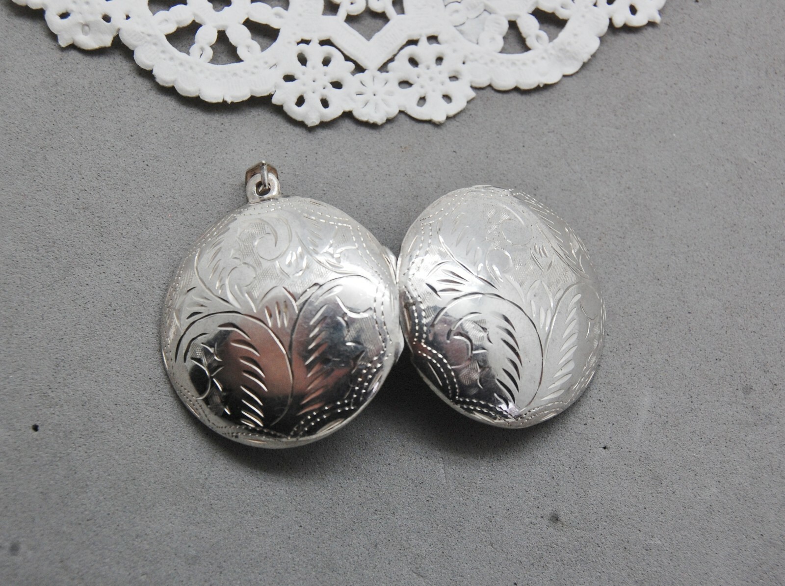 Hand Engraved Sterling Silver Photo Locket / Memento Holder Pendant 1 1/4″ 8 gr