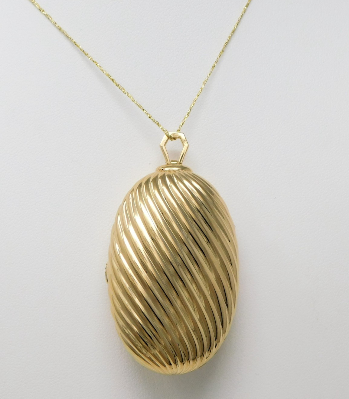 BVLGARI BULGARI 18 kt Yellow Gold 2 Photo Oval Shaped Locket 30.2 grams B9383