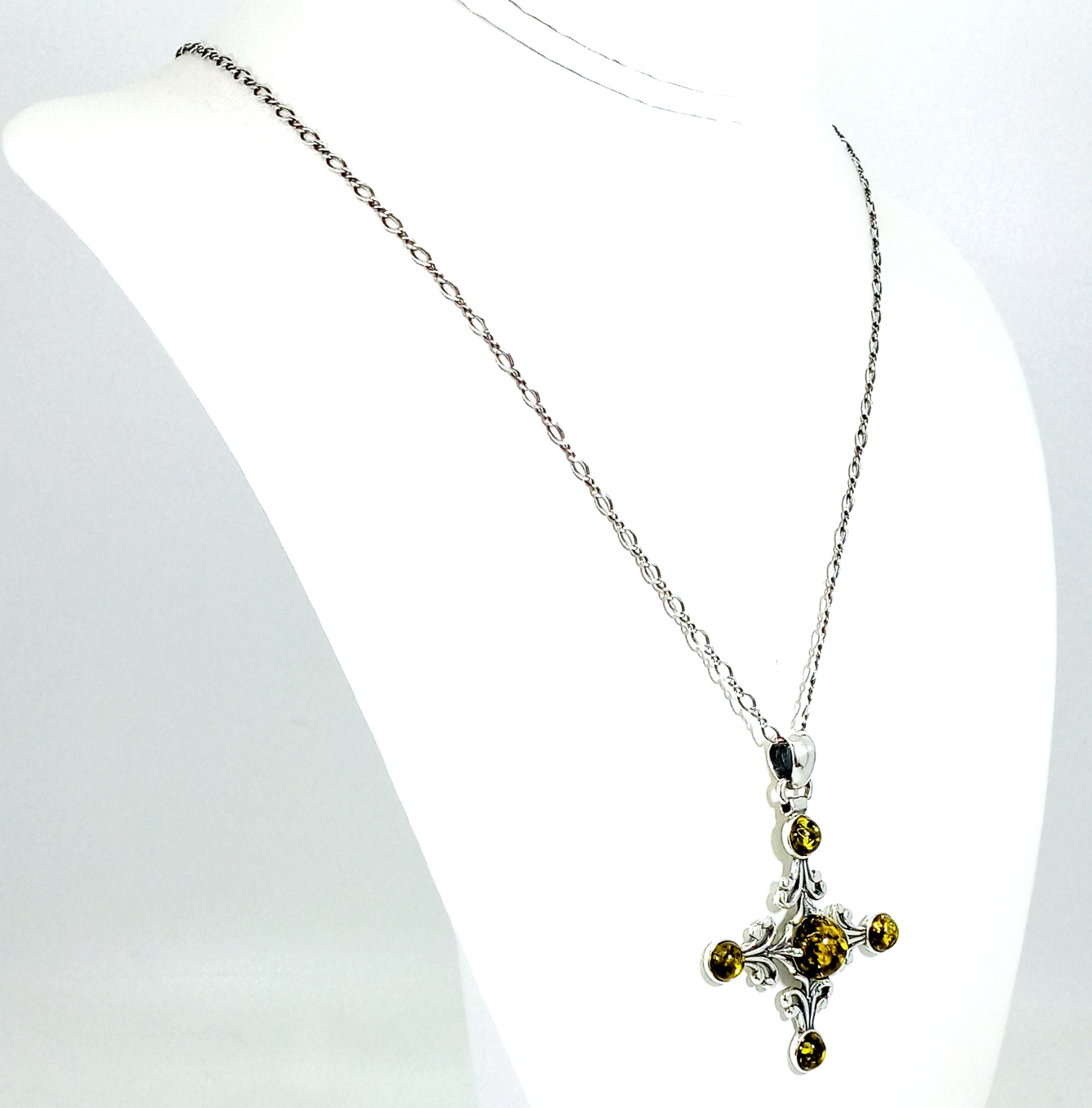 Vintage 925 Sterling Silver Antique Green Baltic Amber Quatrefoil Necklace