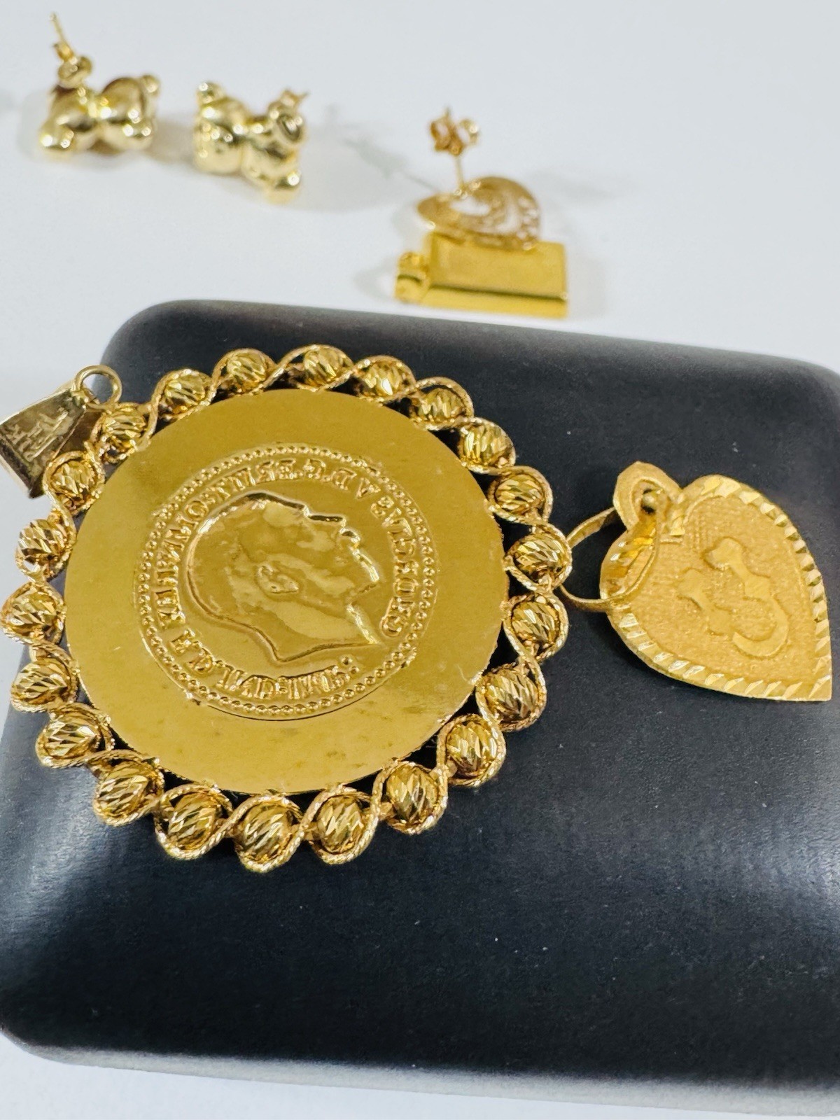 22K 916 Real Gold Two Set of Pendant 22K Heart & 21K Coin Round 6.63g