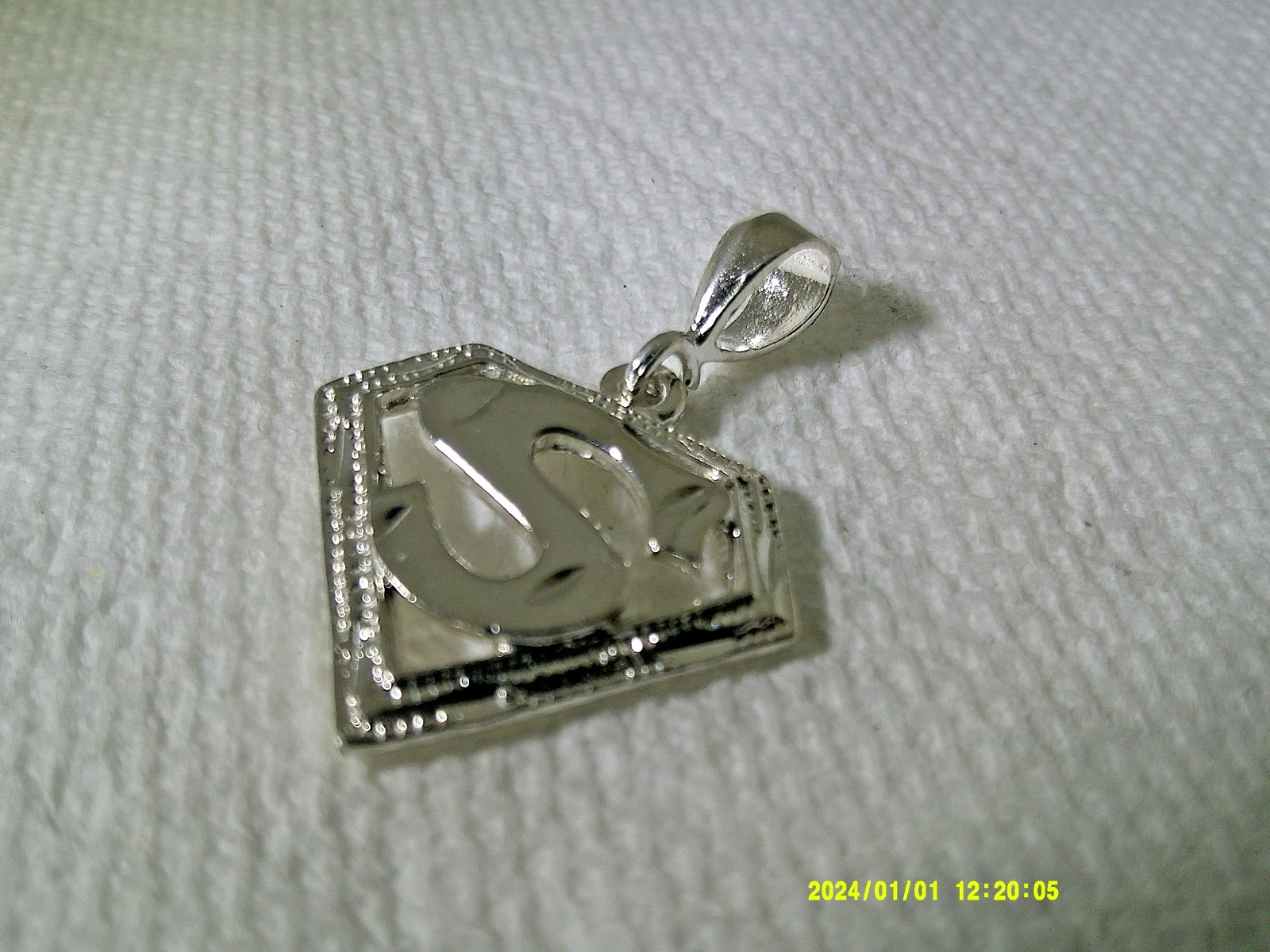SUPERMAN PENDANT WITH POLISHED AND DIAMOND CUT FINISH IN STERLING SILVER