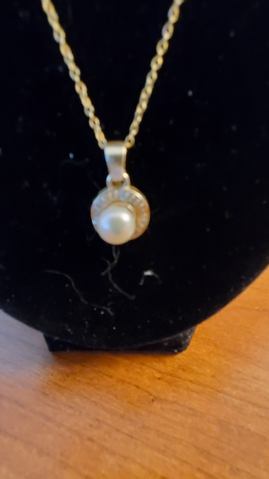 Pearl in Pendant on 18″ Chain in Very Good Condition