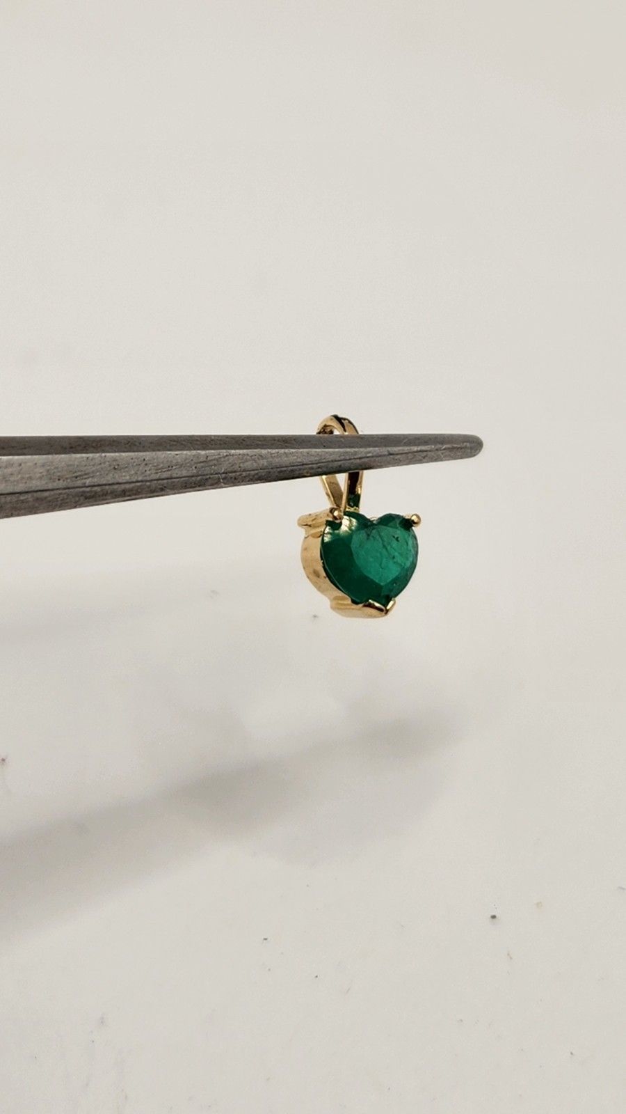 Pendiente en oro de 18k con Esmeraldas Colombianas Naturales Corazon