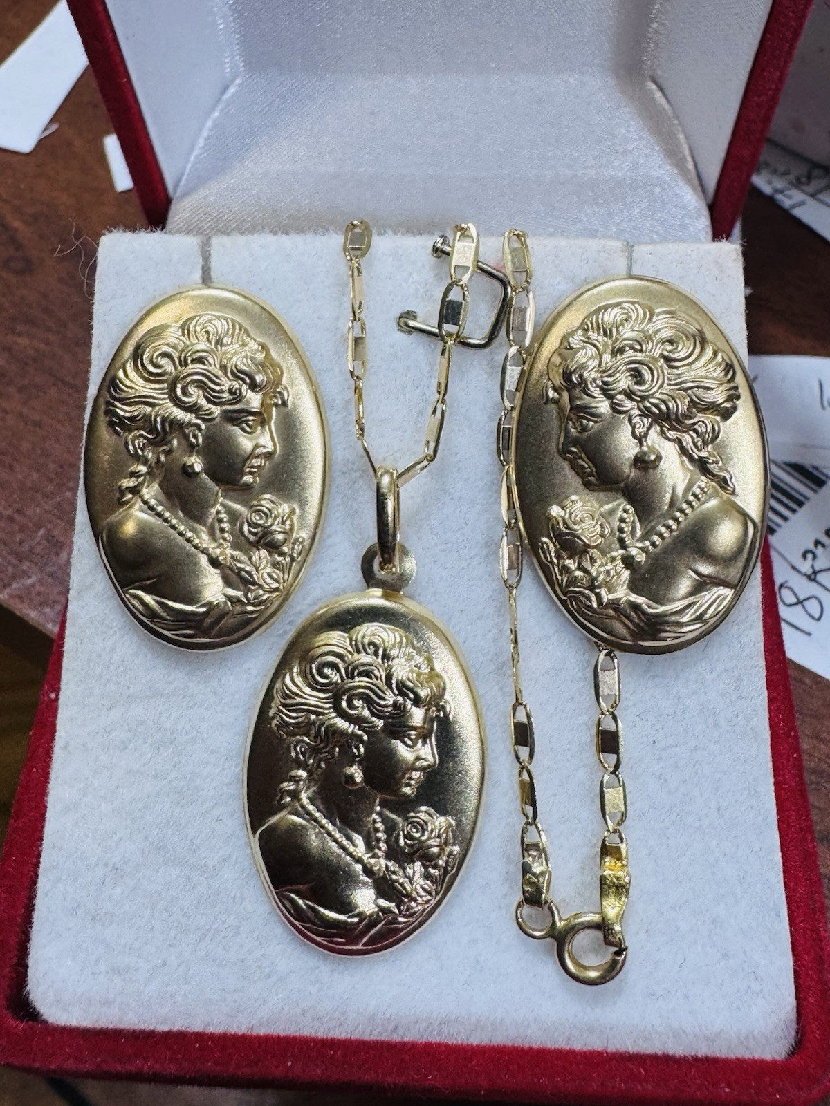 18K 750 Gold Set Queen Elizabeth Earring & Necklace 18” Long 7.6g 3mm