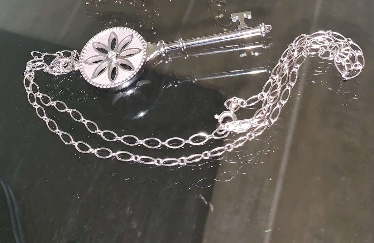 Tiffany & Co. 18K White Gold Diamond Daisy Key Necklace AU750 Retired