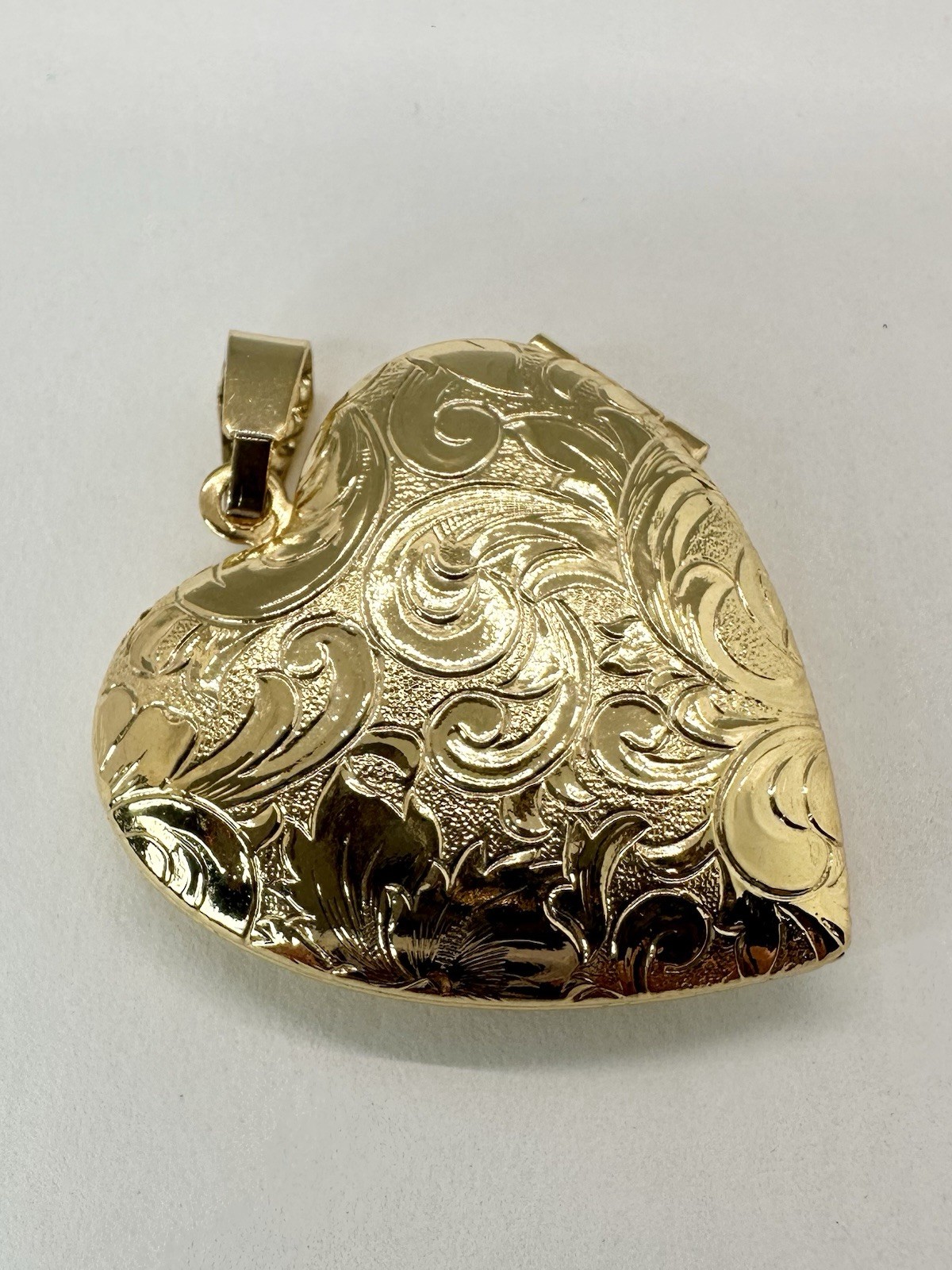 ⛎ NEW Vintage Gold Tone Engraved Heart Photo Locket Pendant Floral Scroll 30mm