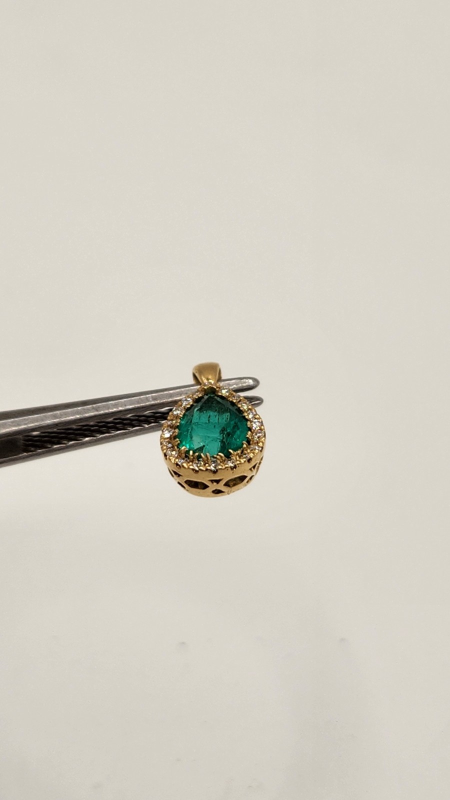 Pendiente en oro de 18k con Esmeraldas Colombianas Naturales, Diamantes Marquesa