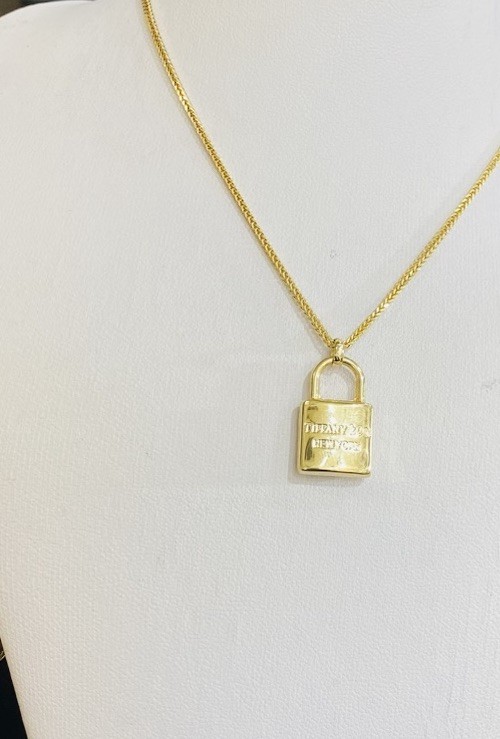 Used 18K Solid Yellow Gold Link Necklace & Key Pendant 3.9Grams(19 Inches)1.6mm