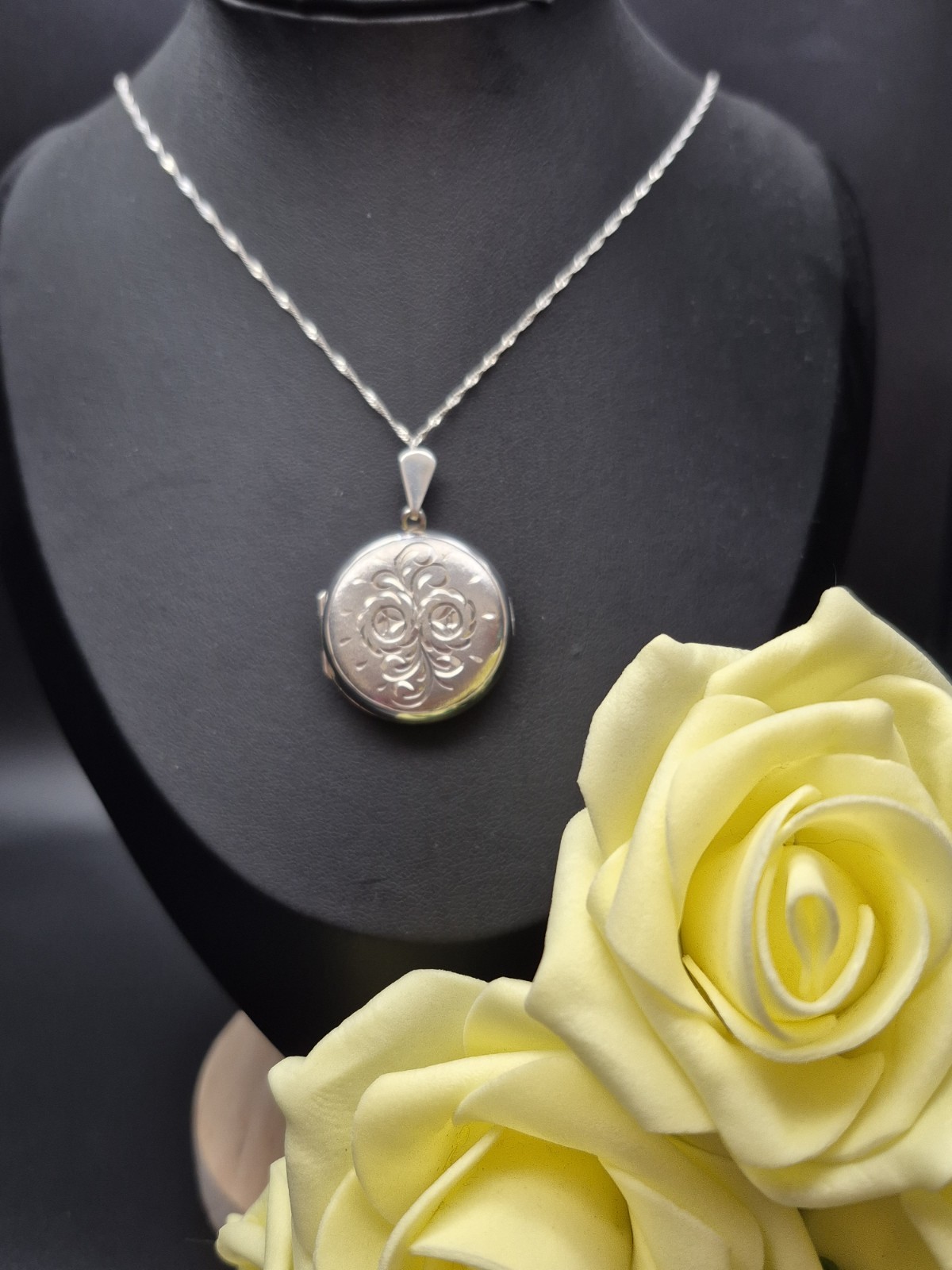 LOCKET – Beautiful Vintage Sterling Silver Round Floral Etched Photo Locket.