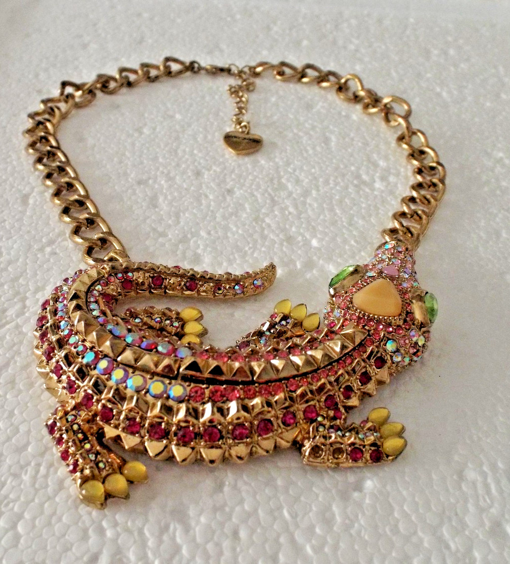 ***BETSEY JOHNSON signed Unique ALLIGATOR Crystal NECKLACE multicolor 18″!!
