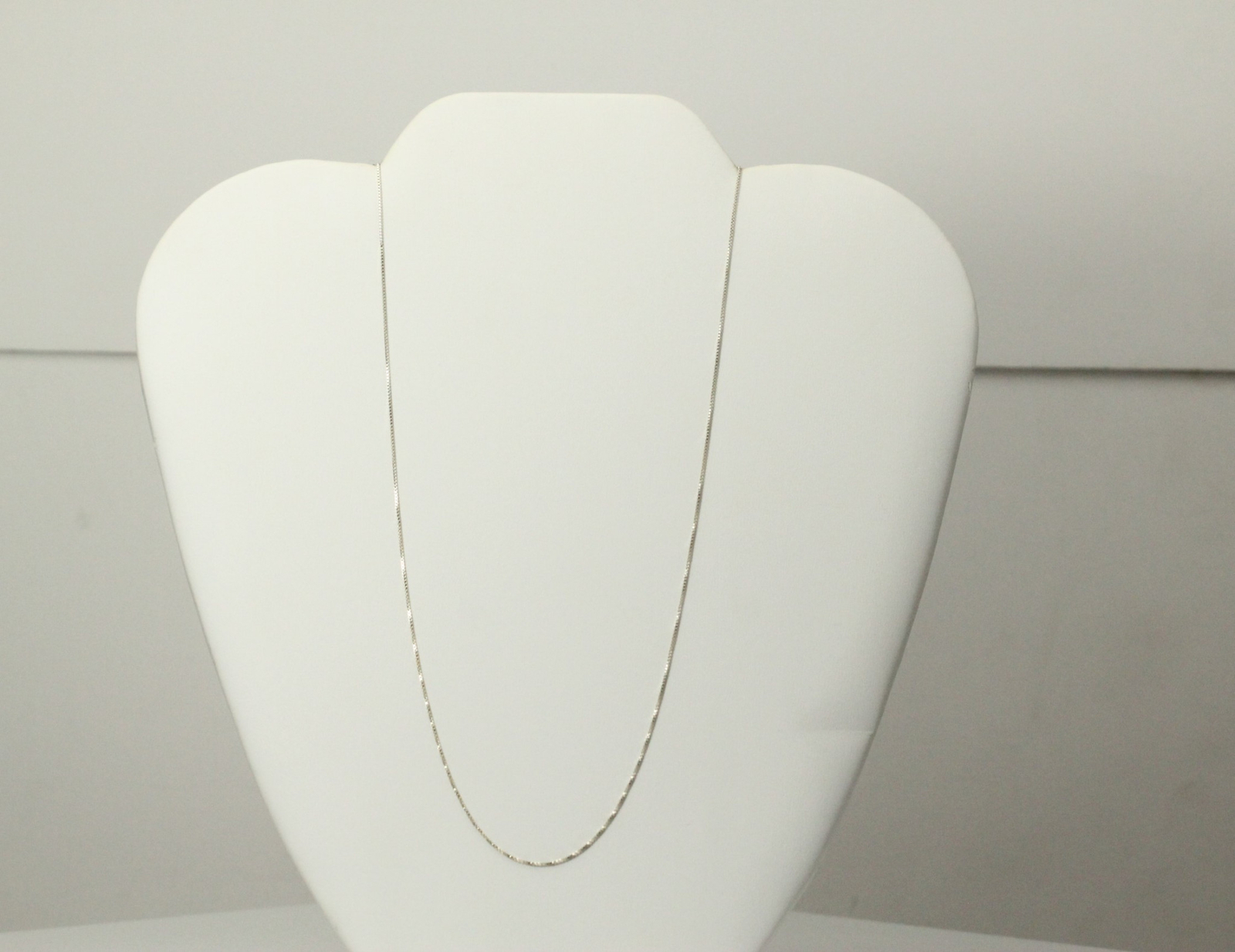 925 Sterling Silver 18″ Long Thin Box Chain Necklace 1.4 Grams (NEC5116)