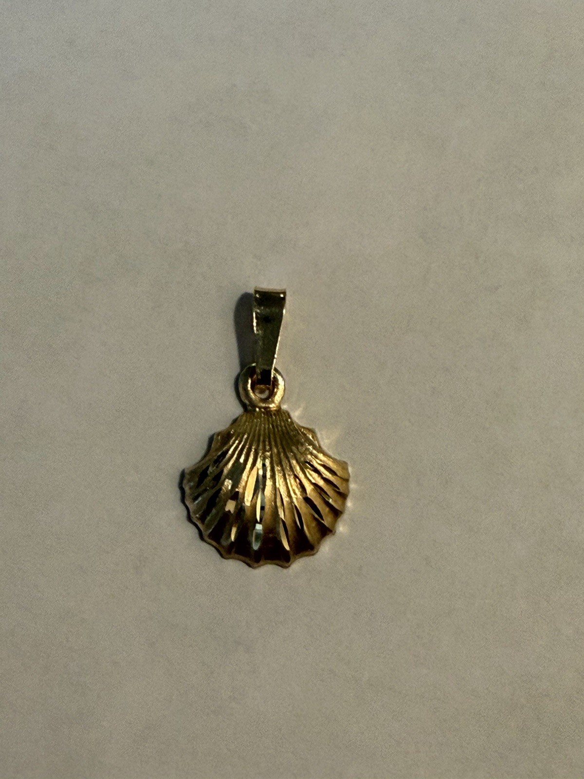 14K Yellow Gold Shell Charm Pendant, Beach Nature Theme, No Stone