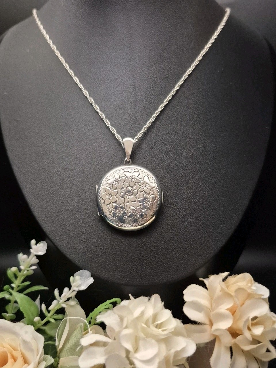 LOCKET – Vintage Hallmarked Sterling Silver Round Double Photo Locket Necklace.