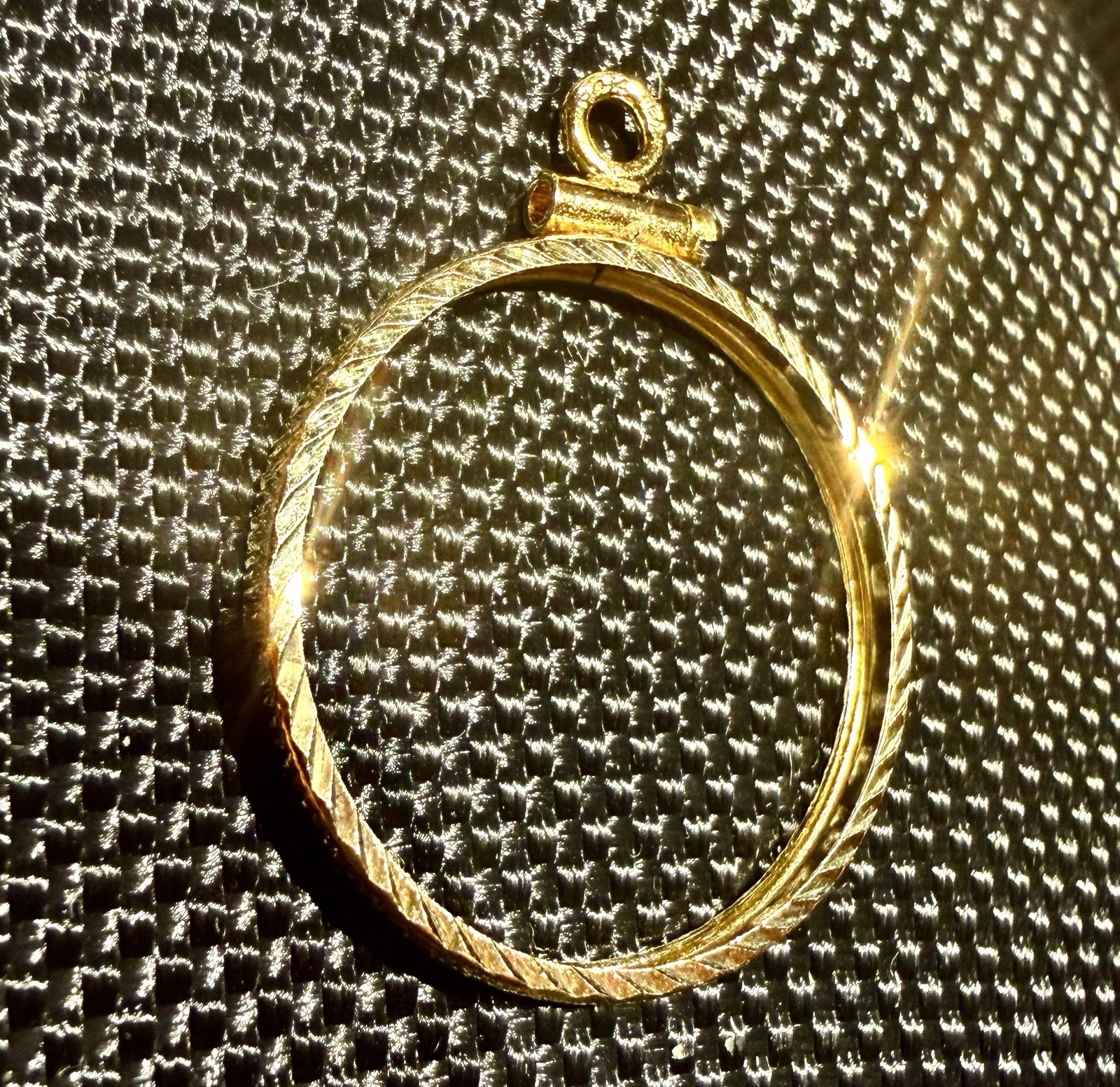 14K Gold Diamond Cut Screw-top Coin Bezel