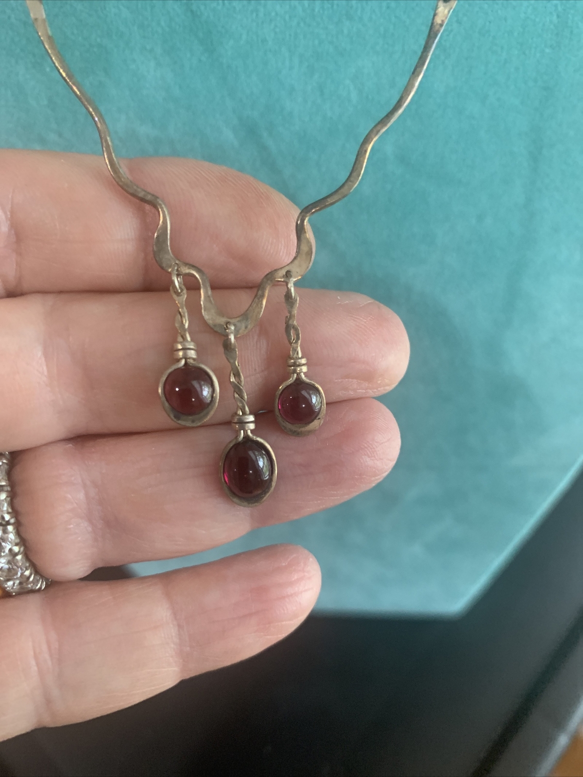 VINTAGE DELICATE STERLING SILVER CZECH. DANGLING GARNETS GEMSTONE NECKLACE 16″