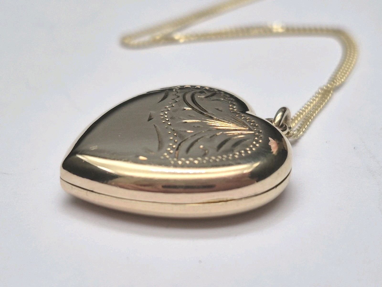 9ct Yellow Gold Vintage Heart Photo Locket & Chain. Necklace. Engraved Design.