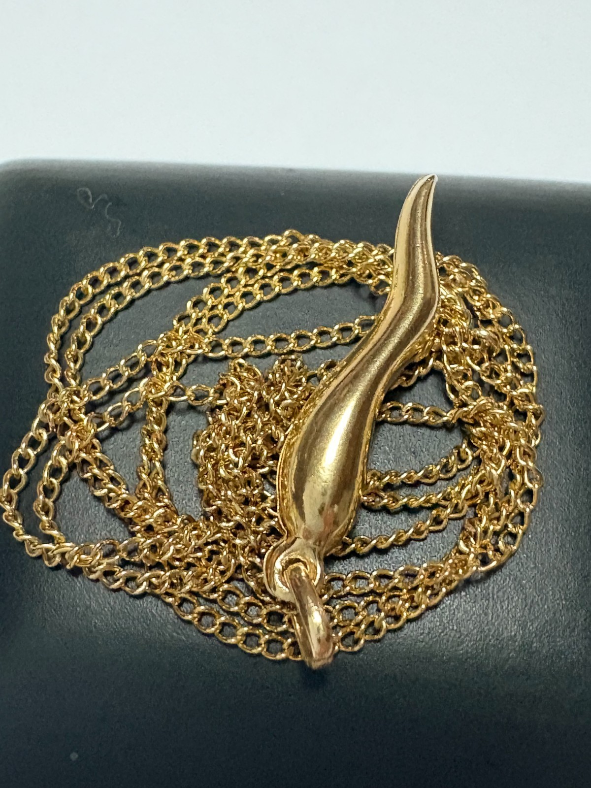 LADIES VINTAGE 14K GOLD ITALIAN HORN PENDANT NECKLACE 14K CURB LINK CHAIN 21 in.