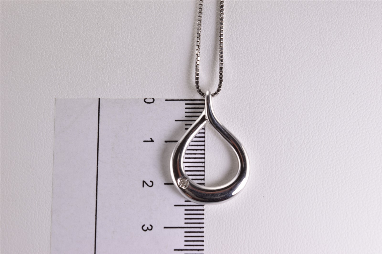 Hot Diamonds Sterling Silver 26mm x 18mm Diamond Accent Heart Pendant 18″ Chain