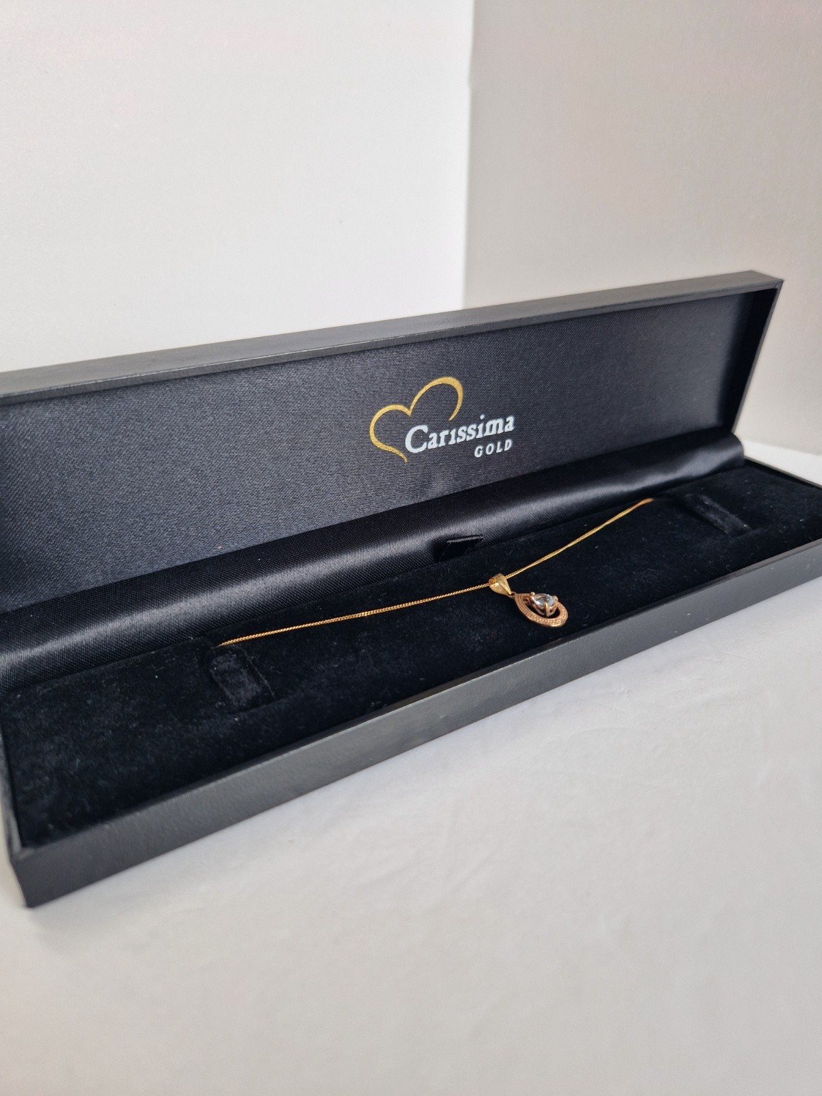 9ct Gold 16ins (406mm) Chain with Pendant as shown in the photographs