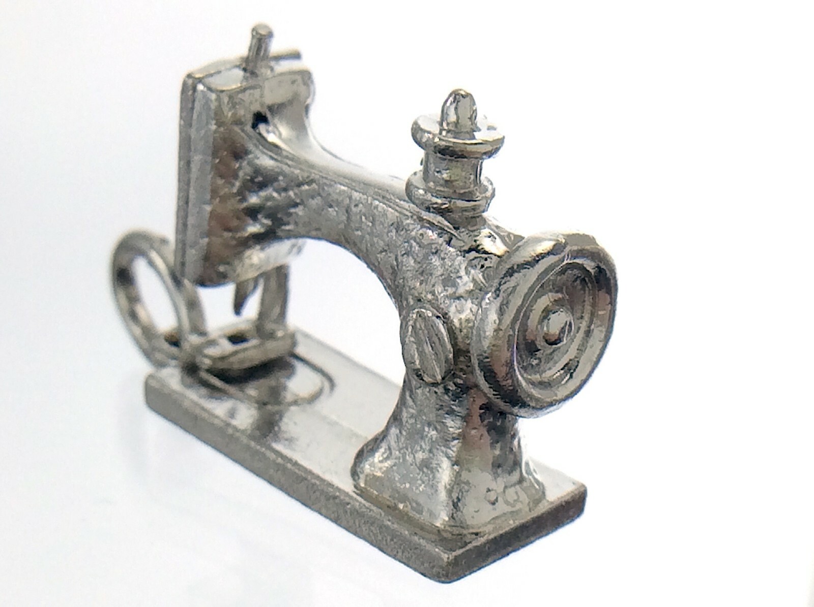 EJ STG Manual Treadle Antique Sewing Machine Charm Pendant 5.1g 0.75in J681