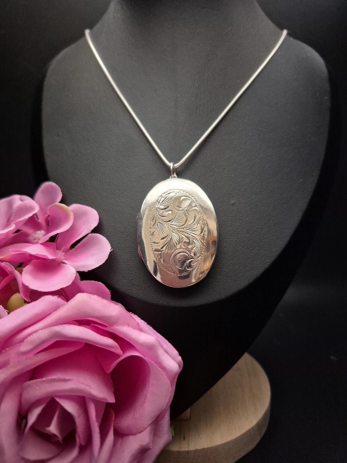 LOCKET – Sterling Silver Oval Double Photo Locket / Keepsake Necklace.