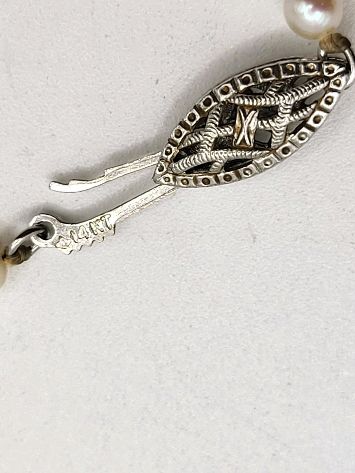 14kt White Gold Ornate Clasp Graduated Authentic Cultured Pearl Necklace